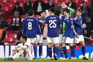 日本対イングランド　イングランド代表に勝利し、喜ぶ日本代表の選手たち(撮影･パオロ　ヌッチ)