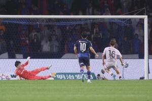 町田対東京　後半、PKを決める東京佐藤(右)(撮影･河田真司)