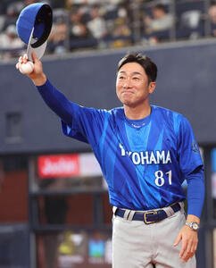 阪神対DeNA　初勝利のDeNA相川監督は左翼席のファンに帽子を振る(撮影･西尾就之)