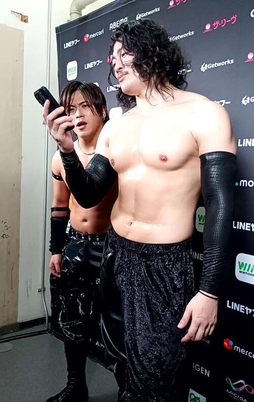 ギャンブルで大負けしてもプロレスリング･ノアに所属していれば痛くもかゆくもないとうそぶいたOZAWA(左は政岡純)