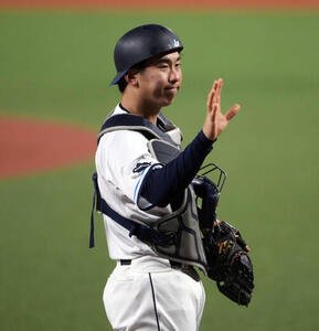 西武対オリックス　1回表オリックス無死一塁、宗佑磨の二盗を阻止する小島(撮影･小島史椰)