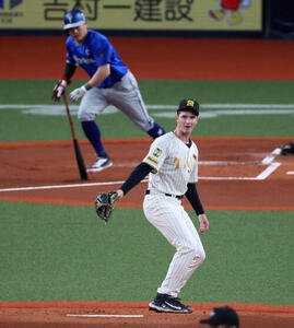阪神対DeNA 1回表DeNA無死一、三塁、ルーカスは筒香に中前適時打を打たれ先制を許す(撮影･加藤哉)