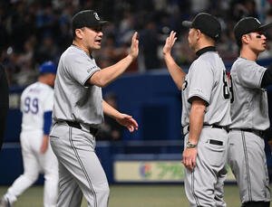 中日対巨人　9回を3人で締め、巨人阿部監督(右)とタッチする田中将(撮影･和賀正仁)