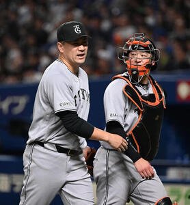 中日対巨人　4回裏中日2死一、二塁、木下を二ゴロに抑え、ベンチに引き揚げる田中将(左)(撮影･和賀正仁)