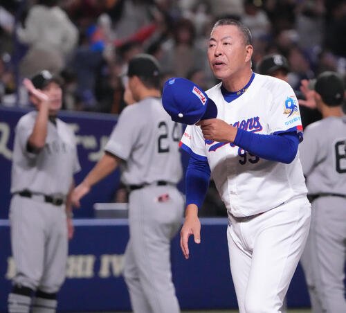中日対巨人　試合終了、井上監督(手前･右)は整列しスタンドの観客にあいさつをする(撮影･森本幸一)