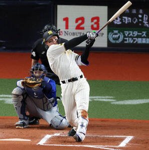 阪神対DeNA 6回裏阪神2死、森下は左越えソロ本塁打を放つ(撮影･加藤哉)