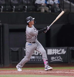 日本ハム対ロッテ　4回表ロッテ2死一、二塁、3点本塁打を放つソト(撮影･井上学)