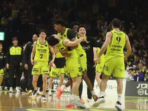 仙台対A東京　第4Q残り0.08秒で渡辺が3点シュートを決め喜ぶ仙台の選手ら(撮影･高橋香奈)