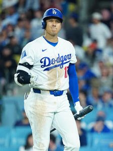 ドジャース対ガーディアンズ　8回裏ドジャース2死二、三塁、空振り三振に倒れ渋い表情でベンチに引き揚げる大谷(撮影･垰建太)