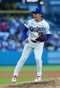 ドジャース対ガーディアンズ　声を上げながら力投するドジャース先発山本(撮影･垰建太)