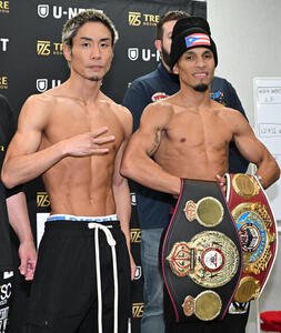 WBA、WBOライトフライ級タイトルマッチの前日計量を終え、ポーズをとるサンティアゴ(右)と挑戦者の谷口(撮影･千葉一成)