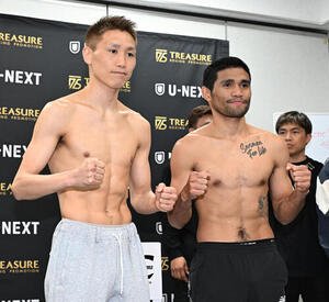 前日計量を終え、ポーズをとる小国(左)とタパレス(撮影･千葉一成)