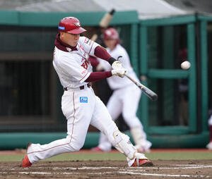 楽天対ソフトバンク　7回裏楽天1死、村林は左越え本塁打を放つ(撮影･足立雅史)