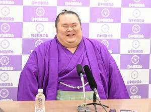 引退会見で笑顔を見せる千代丸(撮影･飯岡大暉)