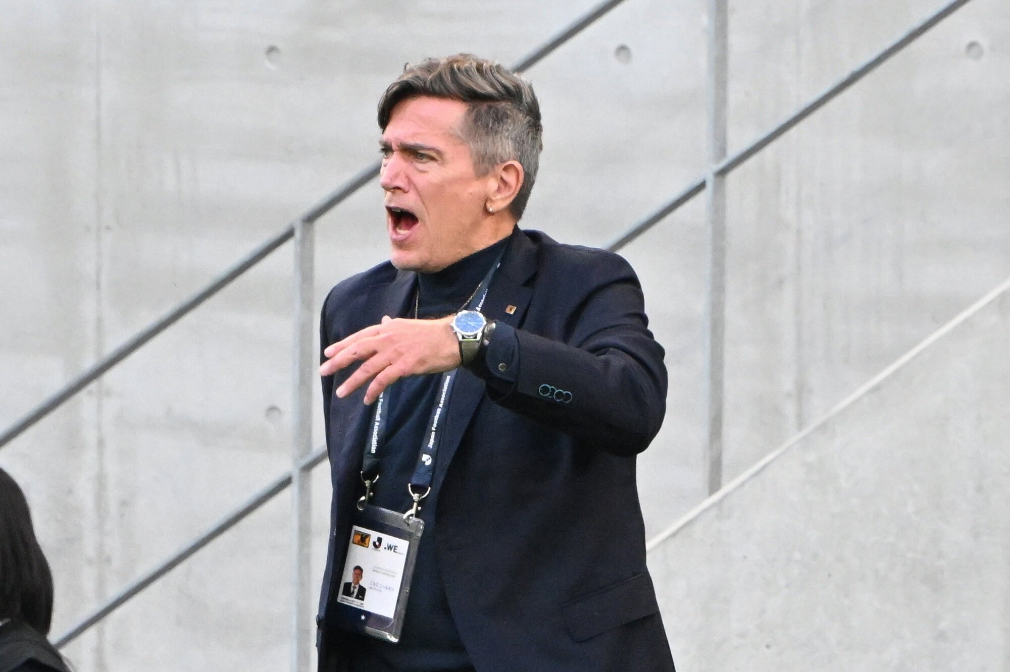 カナダ戦の指揮を執るニルス･ニールセン監督=2025年11月29日、日吉健吾撮影