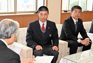 福田富一知事(左)に大会の報告をする佐野日大の中村盛汰主将(中央)=2026年4月2日、栃木県庁、津布楽洋一撮影