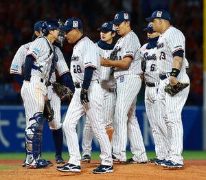 ヤクルト対広島　6回表広島2死三塁、先制を許した奥川(右から3人目)に声をかける池山監督(撮影･野上伸悟)