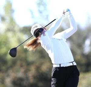 10番、ティーショットを放つ佐久間朱莉(撮影･宮地輝)