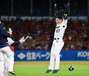 ヤクルト対広島　9回裏ヤクルト2死二、三塁、サヨナラ2点適時内野安打を放ち喜ぶ伊藤(撮影･野上伸悟)