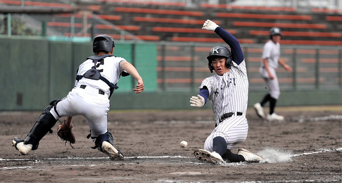 海部―池田　五回表海部2死二塁、内藤の左前安打で二塁走者黒川が生還。捕手大西=2026年4月2日、徳島市のむつみスタジアム、鎌田悠撮影