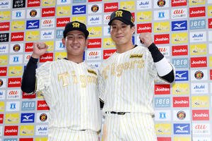 阪神対DeNA　お立ち台でガッツポーズする阪神伊原(左)と木浪(撮影･前田充)