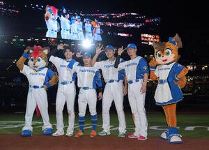 日本ハム対ロッテ　ポーズを決める、左から清水、奈良間、野村、西川(撮影･井上学)