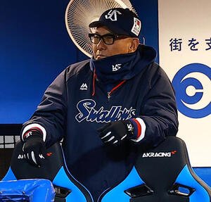 ヤクルト対広島　試合を見つめるヤクルト池山監督(撮影･野上伸悟)