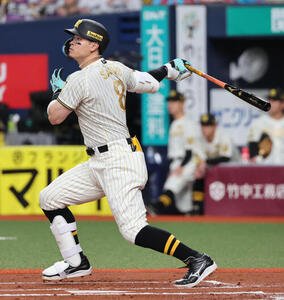 阪神対DeNA 1回裏阪神1死一、二塁、佐藤は左翼へ適時二塁打を放つ(撮影･西尾就之)