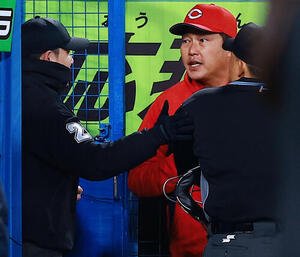 ヤクルト対広島　サヨナラ負けを喫した広島新井監督は、試合後も審判団に判定の説明を求めた(撮影･野上伸悟)