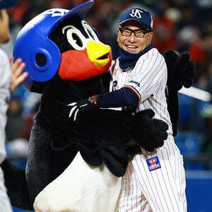 ヤクルト対広島　つば九郎とサヨナラ勝ちを喜ぶヤクルト池山監督(撮影･野上伸悟)