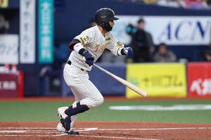 阪神対DeNA 1回裏阪神2死二、三塁、左前2点適時打を放つ木浪(撮影･前田充)