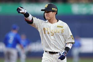 阪神対DeNA 1回裏阪神2死二、三塁、左前に2点適時打を放った木浪(撮影･前田充)