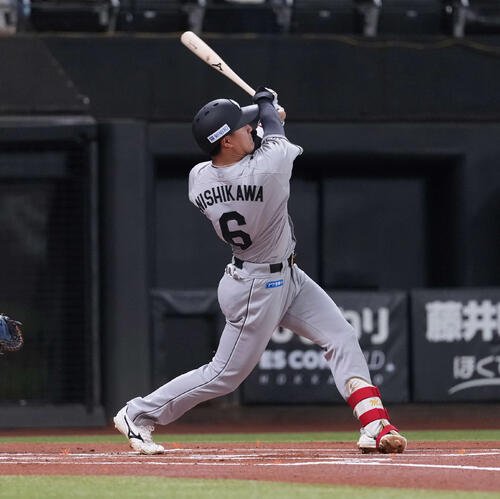 日本ハム対ロッテ　1回表ロッテ2死、二塁打を放つ西川(撮影･井上学)