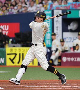 阪神対DeNA 1回裏阪神1死一、二塁、佐藤は左翼へ適時二塁打を放つ(撮影･西尾就之)