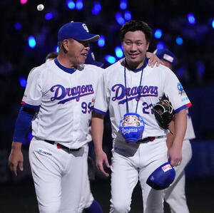 中日対巨人　試合終了、井上監督(左)と言葉を交わす中日大野(撮影･森本幸一)
