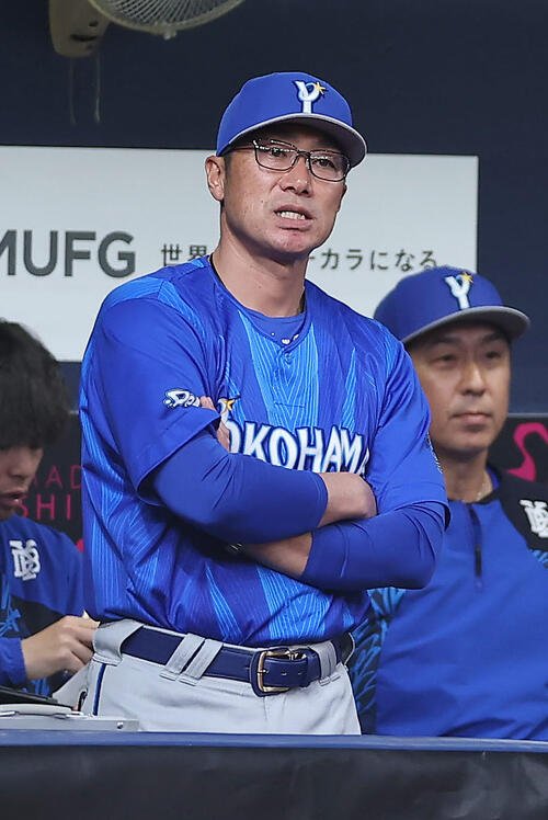 阪神対DeNA 9回表の攻撃を厳しい表情で見守るDeNA相川監督(撮影･前田充)