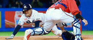 九回裏ヤクルト2死二、三塁、伊藤の2点内野安打でサヨナラの生還を果たす岩田＝日刊スポーツ