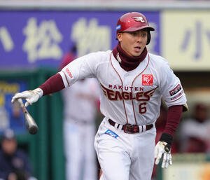 楽天対ソフトバンク　8回裏楽天2死二、三塁、村林は勝ち越し2点適時二塁打を放つ(撮影･足立雅史)