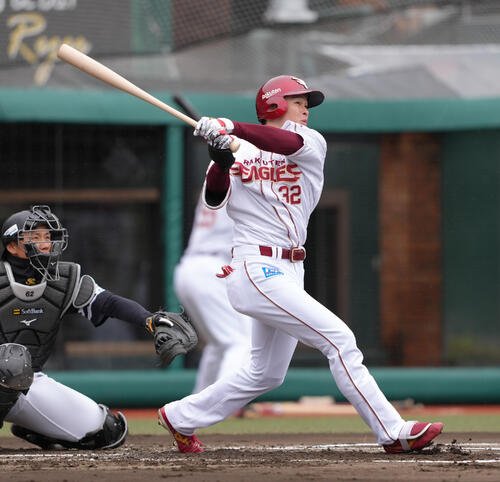 楽天対ソフトバンク　1回裏楽天無死、中島は先頭打者本塁打を放つ(撮影･足立雅史)