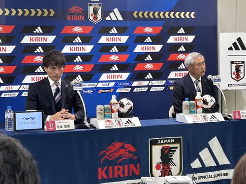 なでしこジャパンのニールセン監督が電撃退任となり、会見したJFA宮本恒靖会長(左)と佐々木則夫女子ナショナルダイレクター