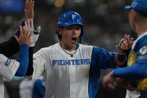 日本ハム対ロッテ　1回裏日本ハム2死、本塁打を放ち生還した野村(撮影･井上学)