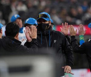 日本ハム対ロッテ　勝利のハイタッチをかわす日本ハム新庄監督(撮影･井上学)