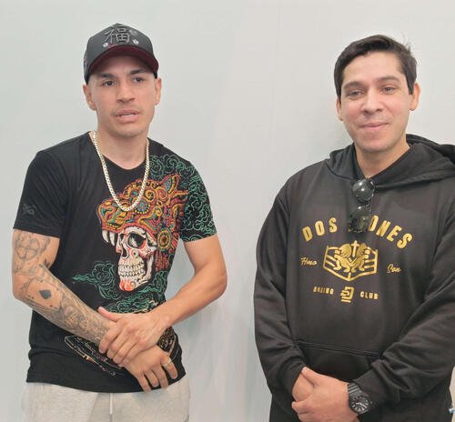 ヘルマン･レオン･トレーナー(右)らとともに来日した元世界2階級制覇王者フアンフランシスコ･エストラダ