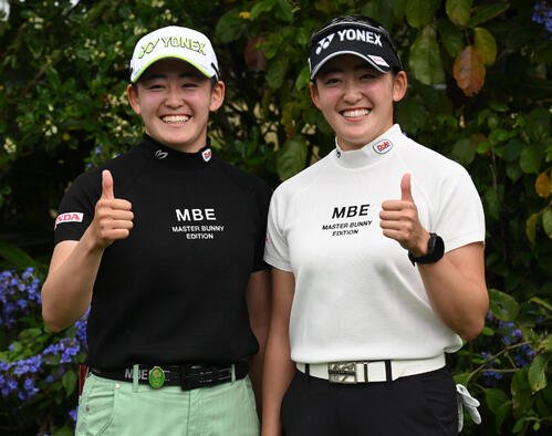 岩井明愛(左)、岩井千怜姉妹(2025年撮影)