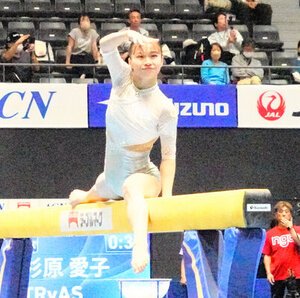 平均台で演技する杉原