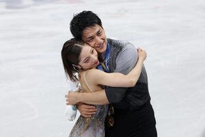 2026ミラノ･コルティナ冬季五輪で金メダルを獲得し笑顔で抱き合う三浦(左)、木原組(2026年2月16日撮影)