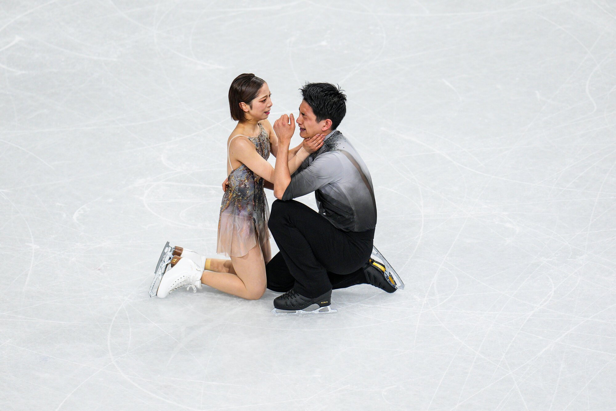 フィギュアスケートのペアフリーで演技を終え、感極まる三浦璃来、木原龍一組=竹花徹朗撮影