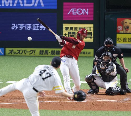 2026年4月15日、ソフトバンク戦の5回表楽天2死一、三塁、右前に勝ち越し適時打を放つ辰己涼介