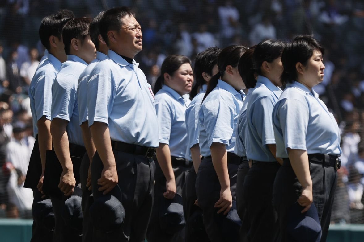 軟式交流試合の開会式に参加した女性審判ら=2025年5月5日、阪神甲子園球場、内海日和撮影