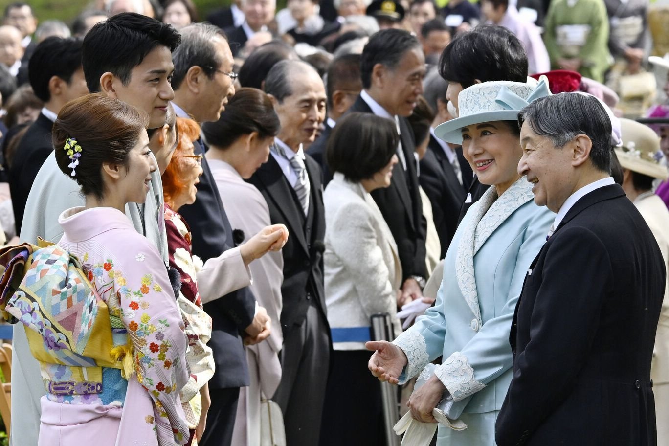 春の園遊会で、ミラノ･コルティナ冬季五輪フィギュアスケートペアの三浦璃来さん、木原龍一さんと言葉を交わす天皇、皇后両陛下=2026年4月17日午後、東京･元赤坂、代表撮影